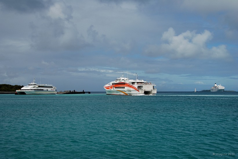 99- Trafic de paquebots et ferries dans la baie de Kuto.JPG